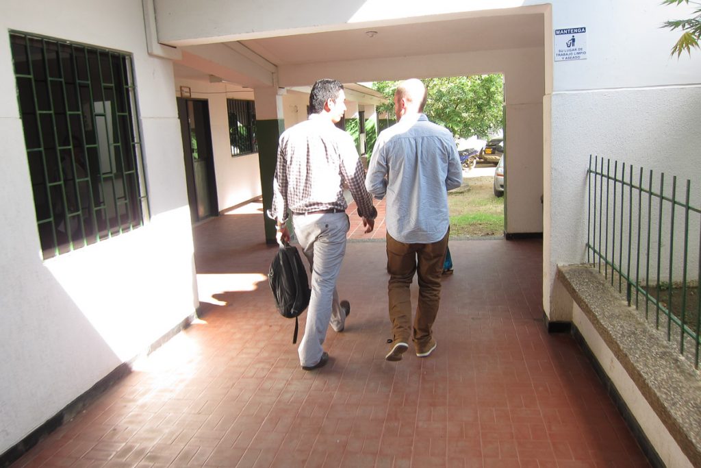 Jag och vår tolk på väg in till ICBF:s kontor i den stad i Colombia där vi adopterade Sockret. Nervositetsnivån var skapligt hög.
