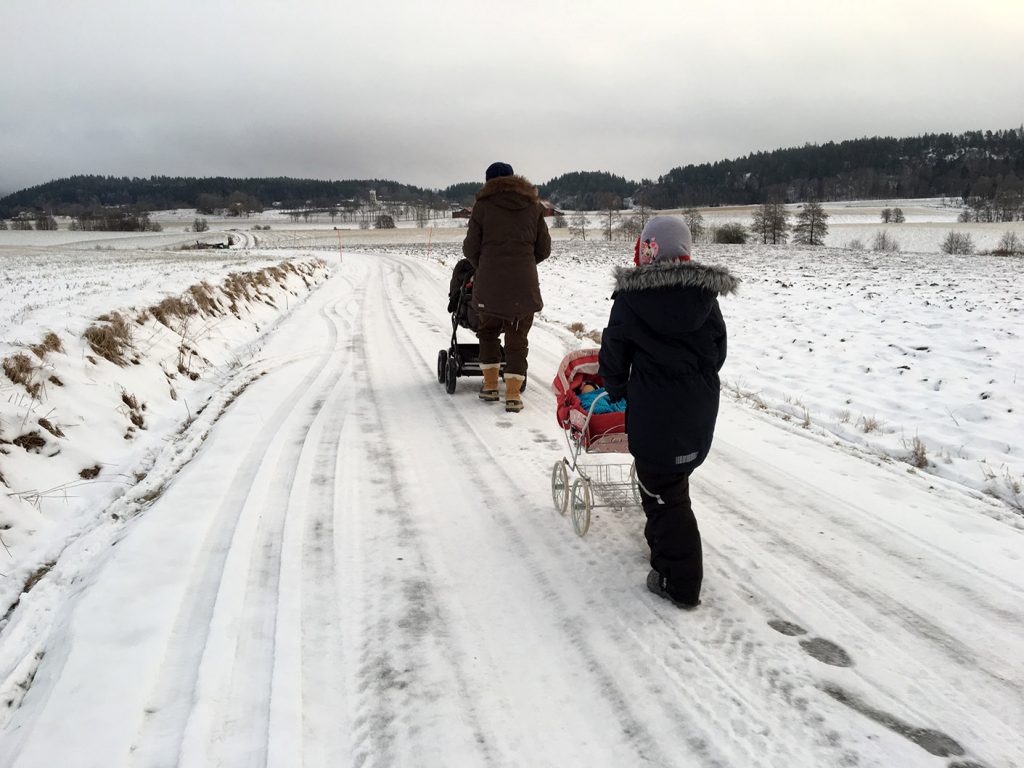 På just den här grusvägen har vi gått och pratat. Längtat. Kanske gråtit en skvätt. Hoppats att vi någon gång skulle få bli föräldrar. Och plötsligt, ett antal år senare, har två gjort två adoptioner och blivit föräldrar till världens häftigaste tjejer.